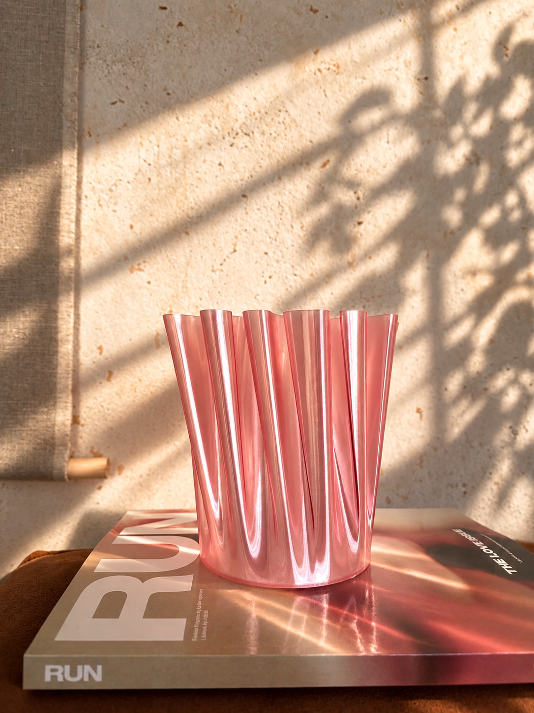 Rosa vase med bølgende kant